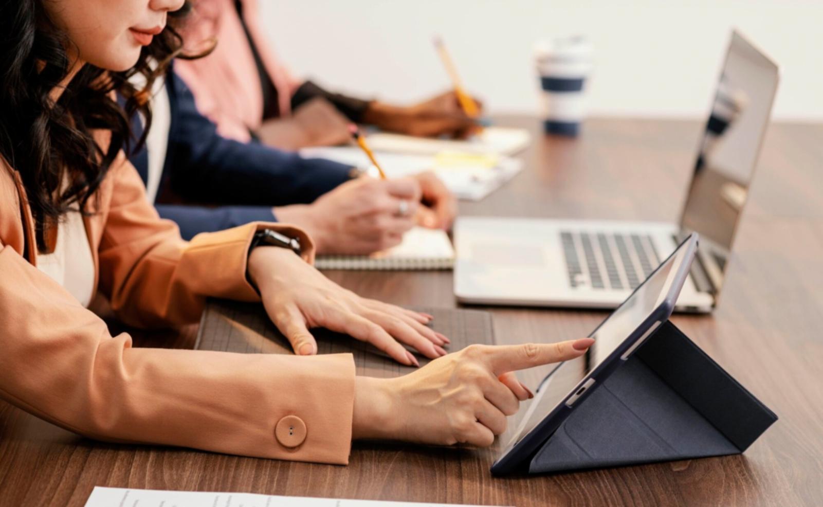 Moderne Finanzanalyse mit digitalen Tools und Datenvisualisierung